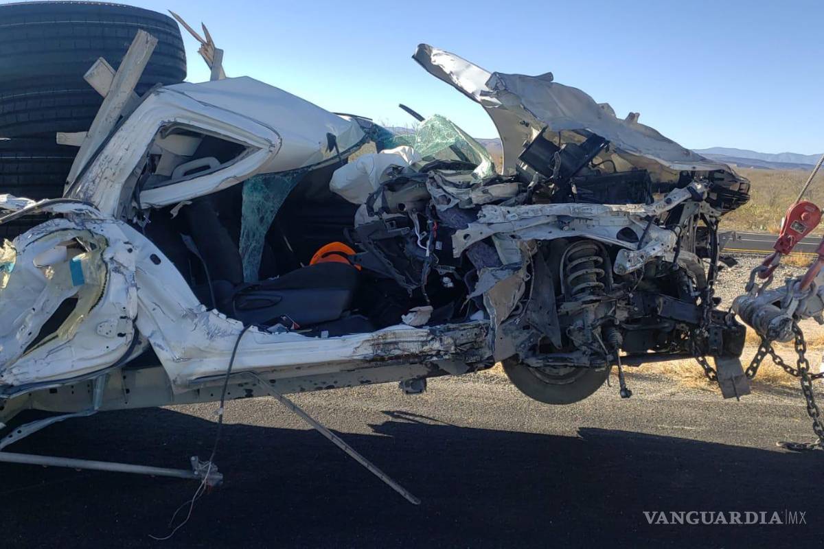 Camioneta intenta rebasar a tráiler y termina prensado en carretera Sal-Mon; es el segundo caso