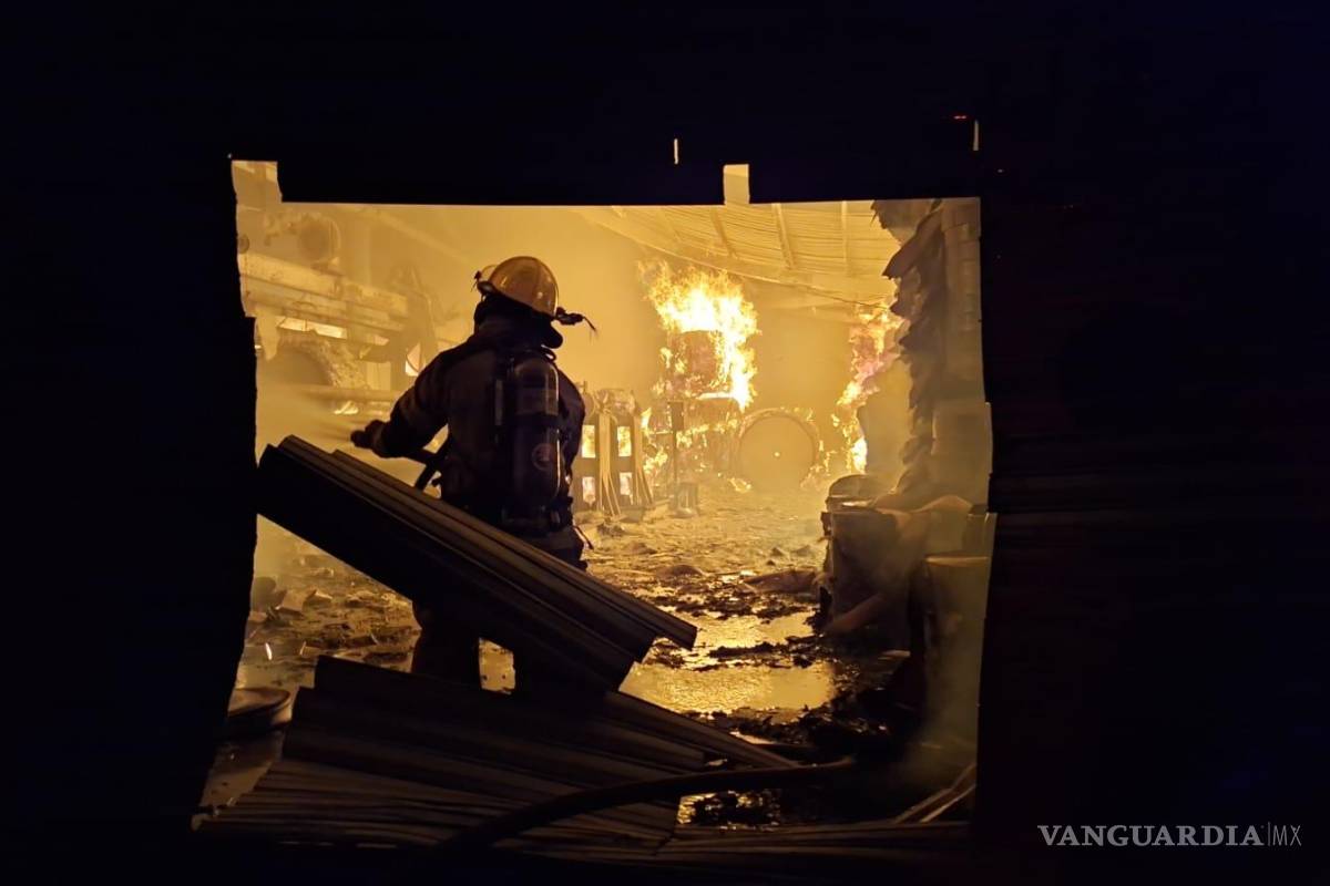 Incendio en bodega de cartones de Monterrey moviliza a cuerpos de PC y Bomberos de Nuevo León