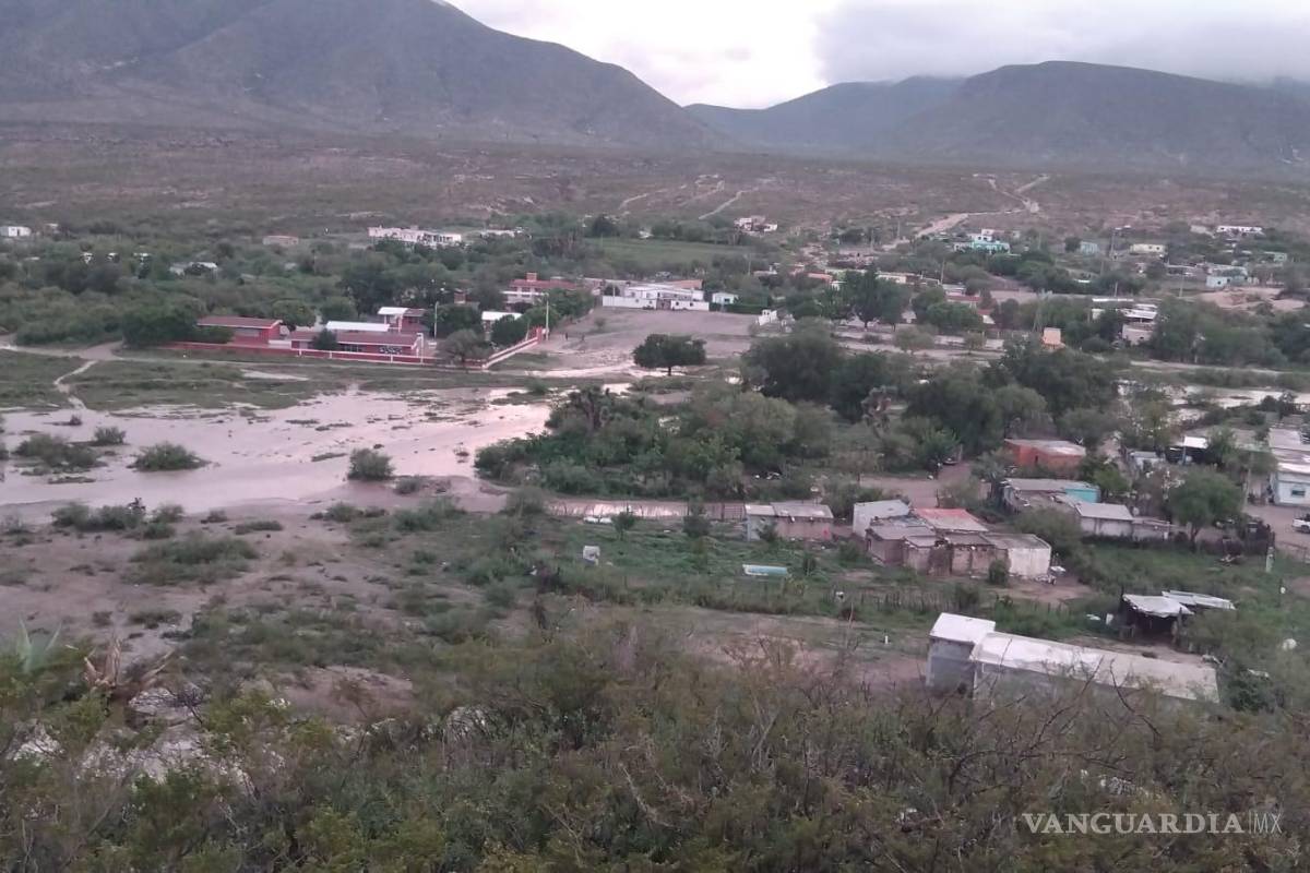 Inunda fuerte corriente tres casas y una escuela en Parras; deja daños materiales