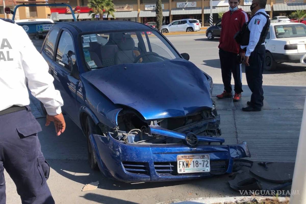 Causa choque al quitar el derecho de paso en entrada de centro comercial de Saltillo