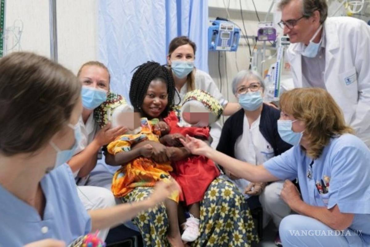 Papa Francisco bautiza a las niñas siamesas unidas por la cabeza que fueron operadas en Roma