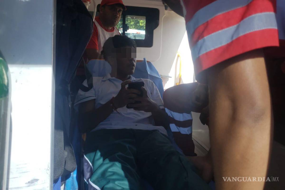 Joven estudiante se ‘estampa’ contra vehículo en Parras