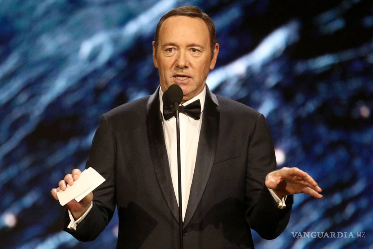 Critican a Kevin Spacey por declararse gay para desviar atención de acoso sexual
