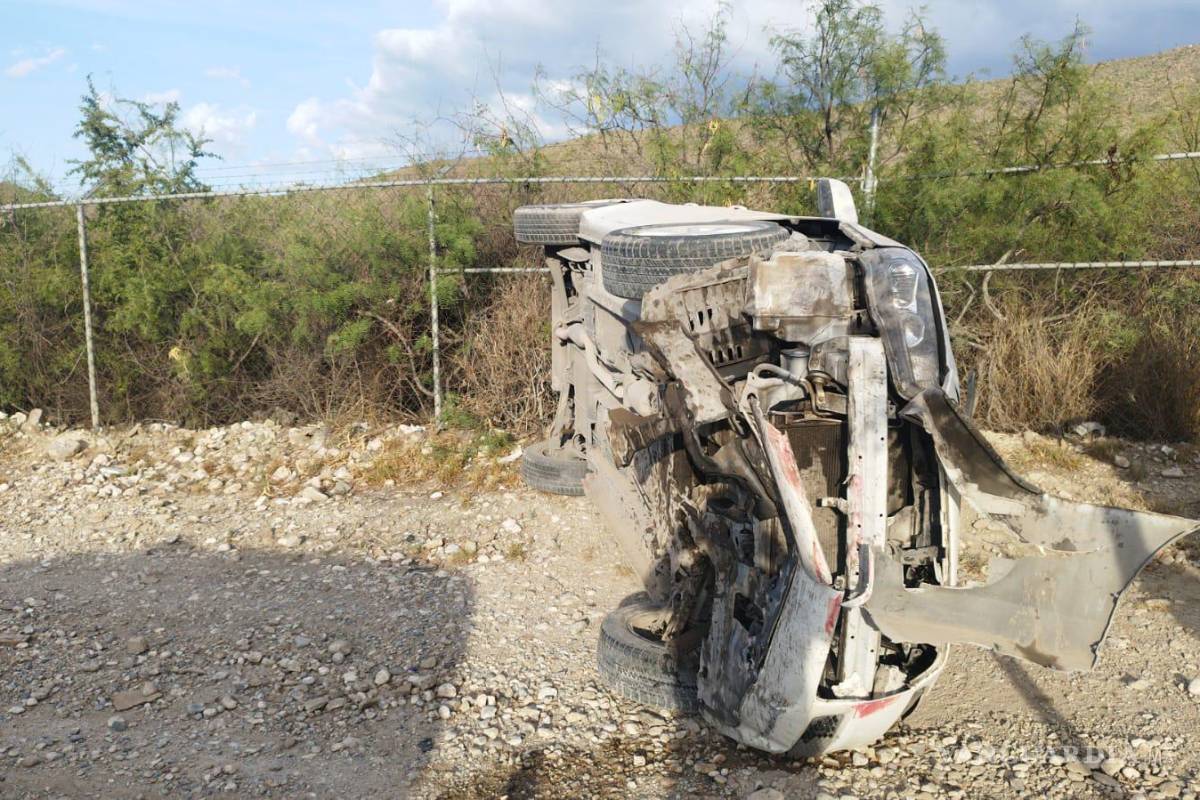 Conductora sale del trabajo y vuelca en bulevar de Ramos Arizpe