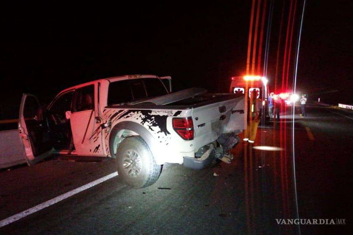 Vaca se les atraviesa a paisanos en la carretera a Monclova y los manda al hospital