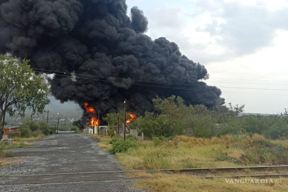 Moviliza incendio de recicladora en carretera Monterrey-Monclova