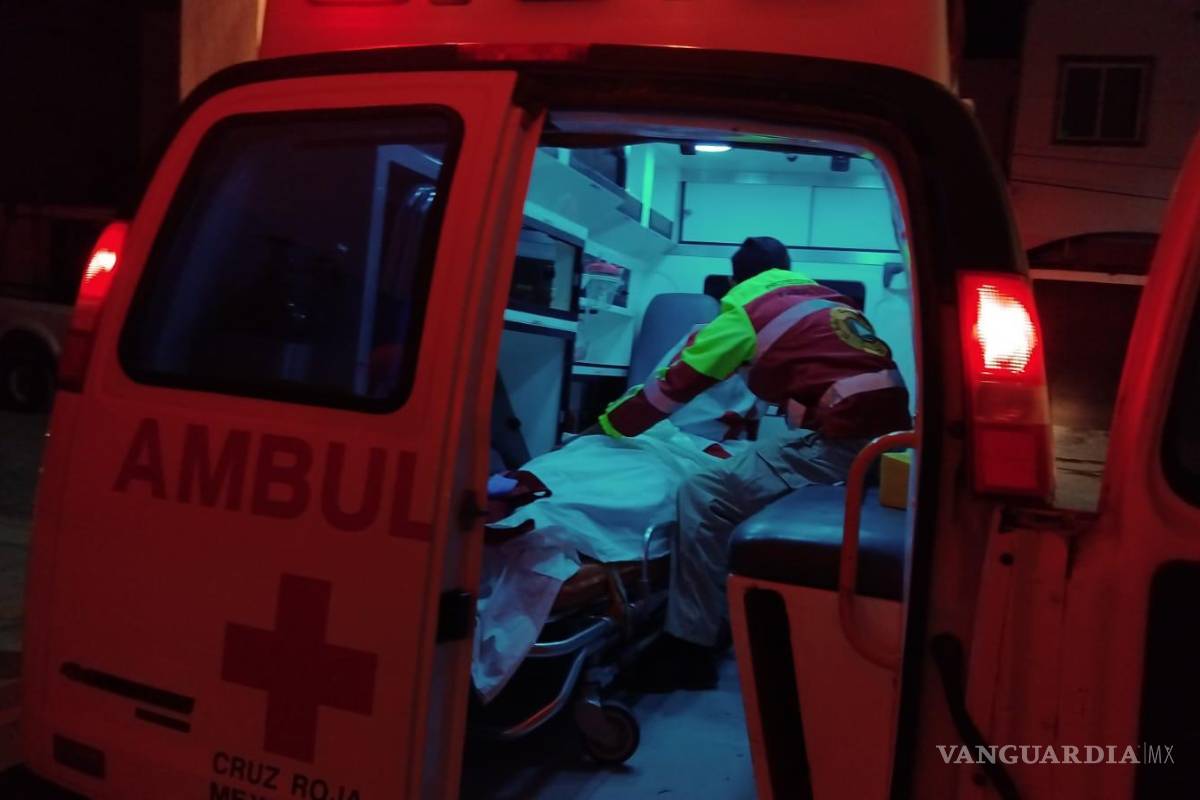 Choque deja una mujer sin vida y un lesionado en la Parras-General Cepeda; conductor se da a la fuga