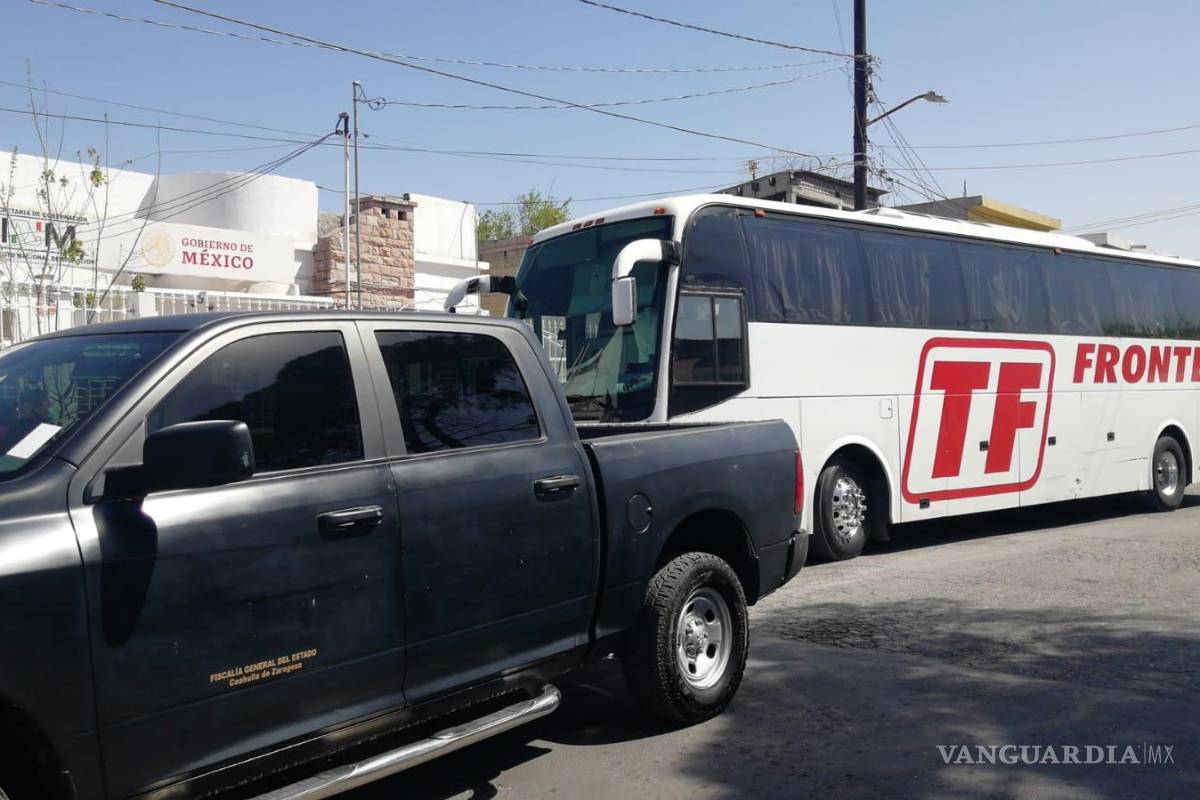 Rescatan a 60 migrantes en la Región Centro de Coahuila; viajaban en un autobús de pasajeros