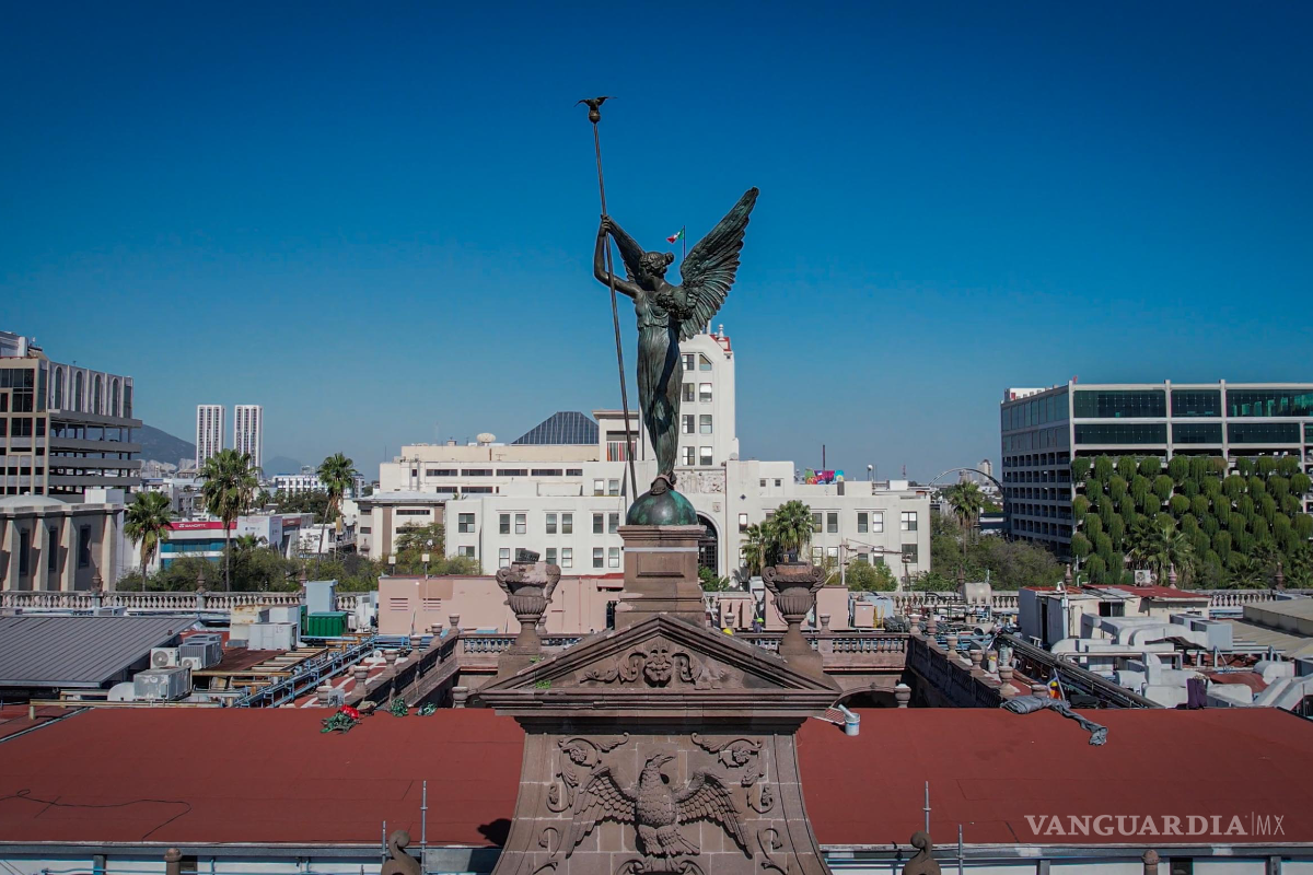 Concluye restauración de la escultura Victoria Alada ubicada en Palacio de Gobierno, en NL
