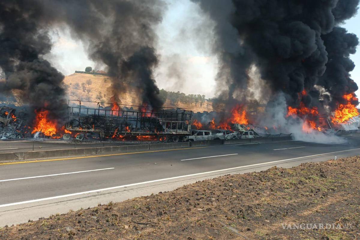 Fuerte carambola en la autopista Zapotlanejo-Lagos de Moreno deja 14 heridos y un muerto