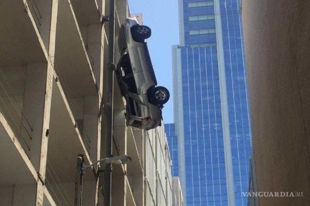 Auto queda colgado de noveno piso de un estacionamiento en Austin