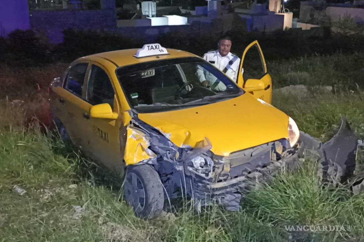 Ruletero choca su taxi y lo deja abandonado en la colonia Loma Linda de Saltillo