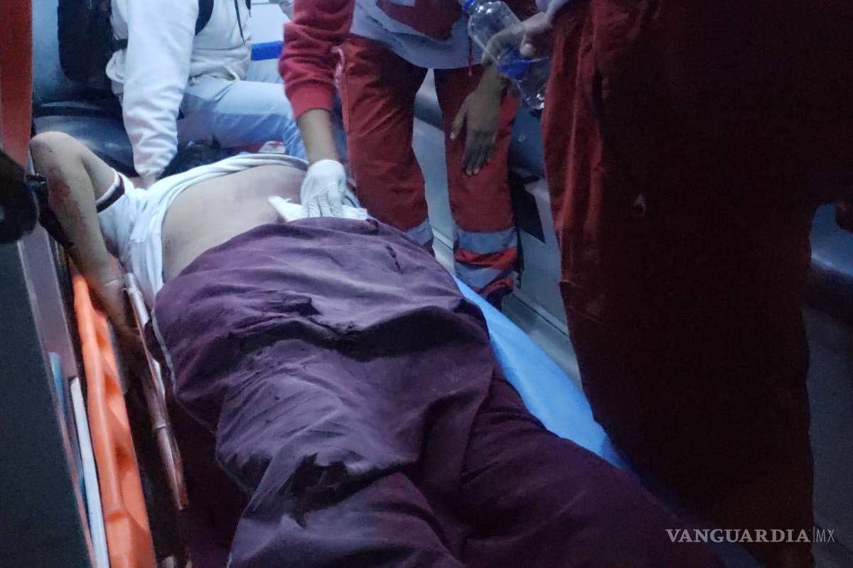 Adolescente pierde el control de su motocicleta y cae al pavimento; lo trasladan herido a hospital de Parras