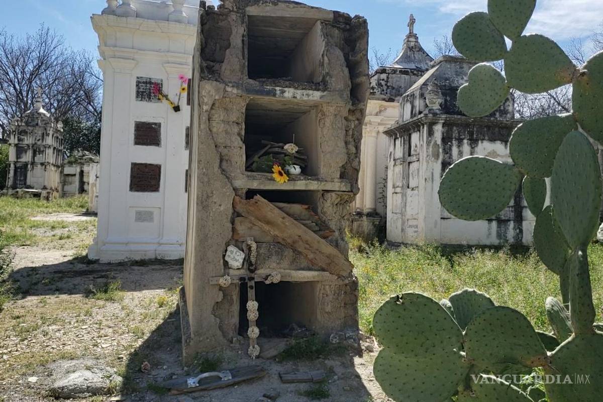 Continúa en el abandono el antiguo panteón de Parras de la Fuente