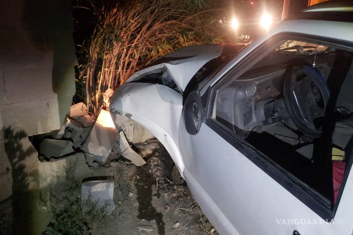 Conductor destroza su auto y una barda, luego huye dejando abandonada a su acompañante, en calles de Parras de la Fuente