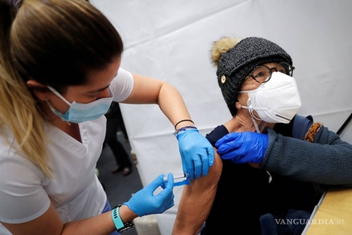 No se puede elegir la vacuna, advierte Gatell