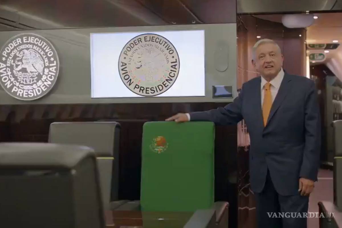 AMLO sube al avión presidencial para pedir que se compren 'cachitos'
