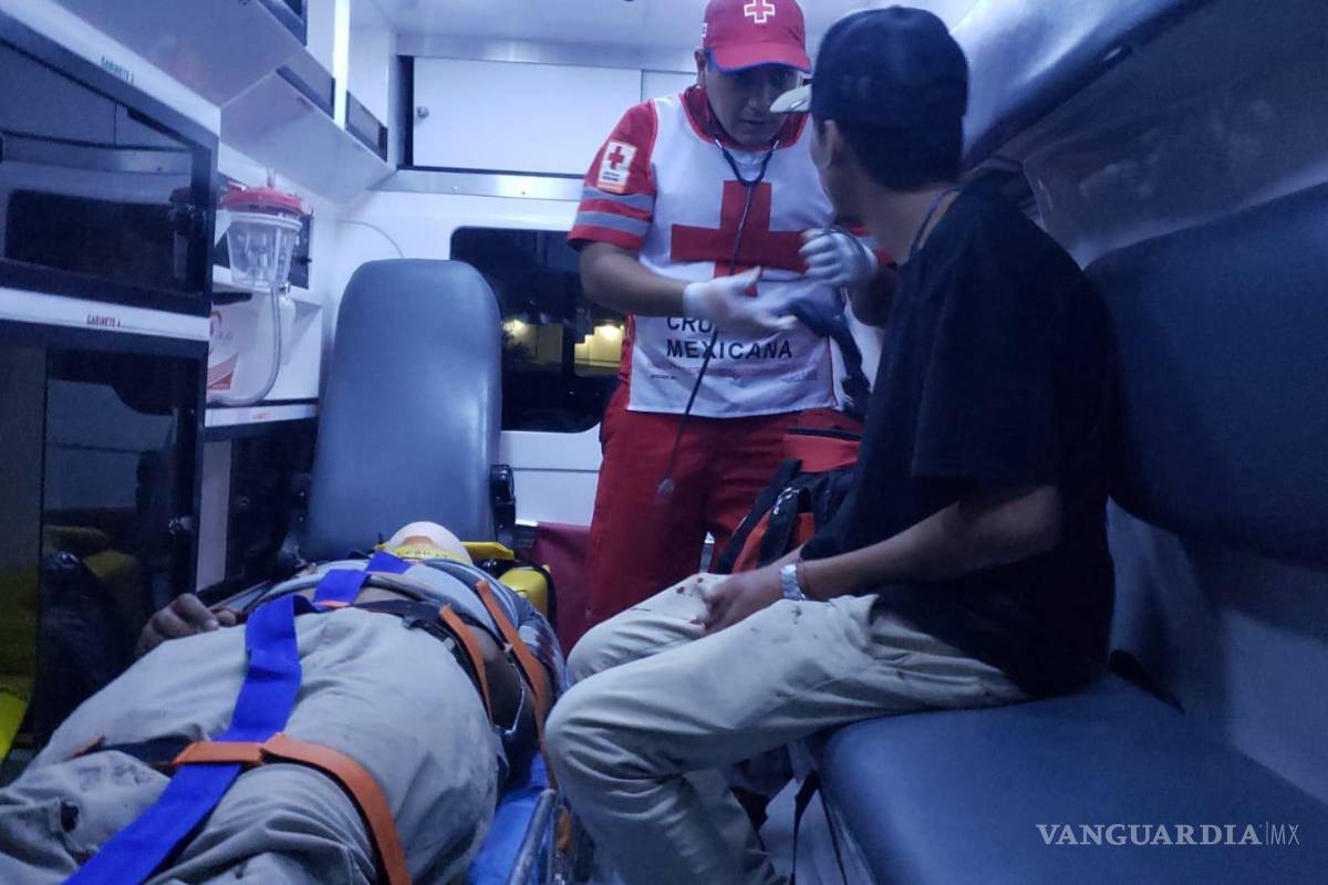 $!Se dijo que los conductores de las motos jugaban “quemando llanta”.