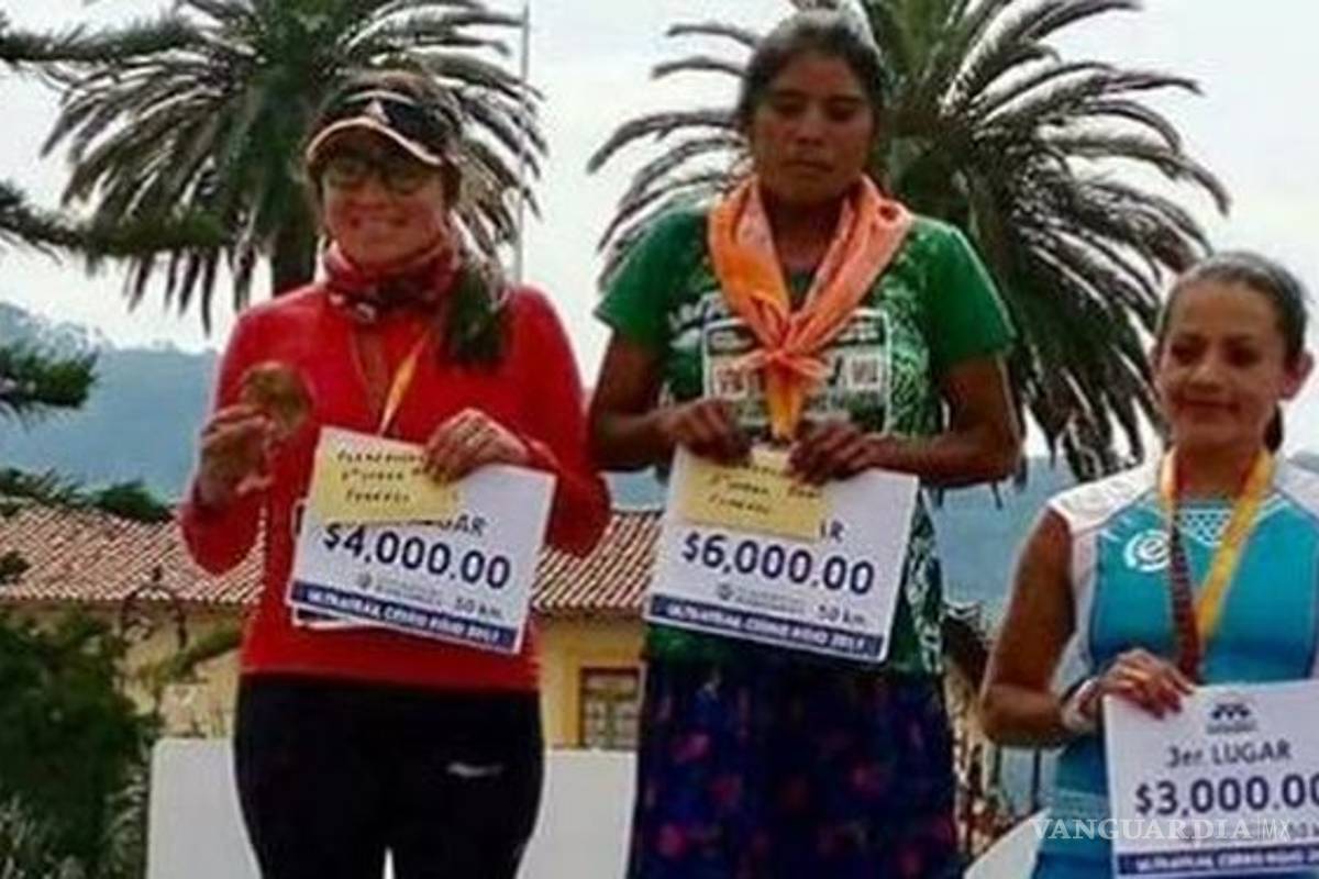 $!Con sandalias y falda, sin equipo deportivo... mujer tarahumara gana maratón de 50 km en México