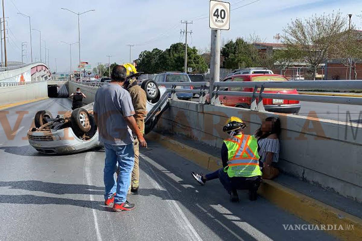$!Edna volcó con 'el novio', ¡y su marido llegó a auxiliarla!