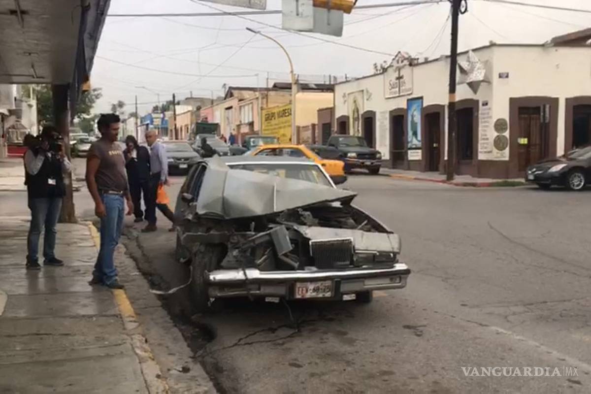 Choca contra un camioneta estacionada y evita tragedia en calle de Saltillo