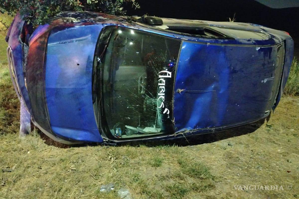 Tráiler le cierra el paso y mujer termina volcando en Ramos Arizpe