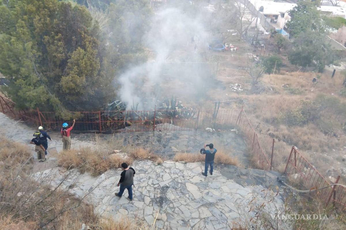 $!El incendio fue presuntamente causado por una llanta encendida arrojada desde las viviendas cercanas.