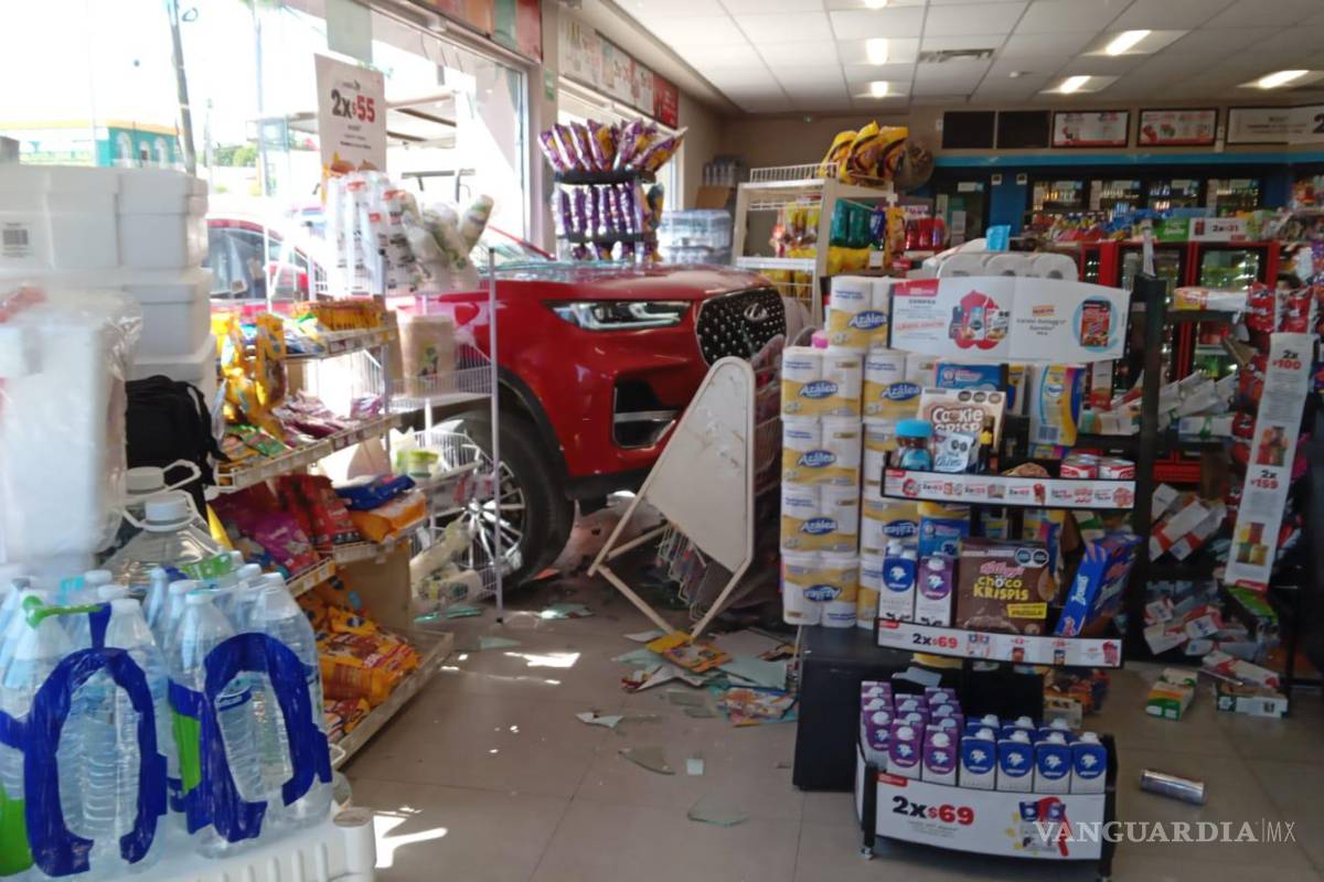 $!El percance ocurrió en el cruce de 16 de Septiembre y Aldama; el responsable fue trasladado por elementos de Tránsito.