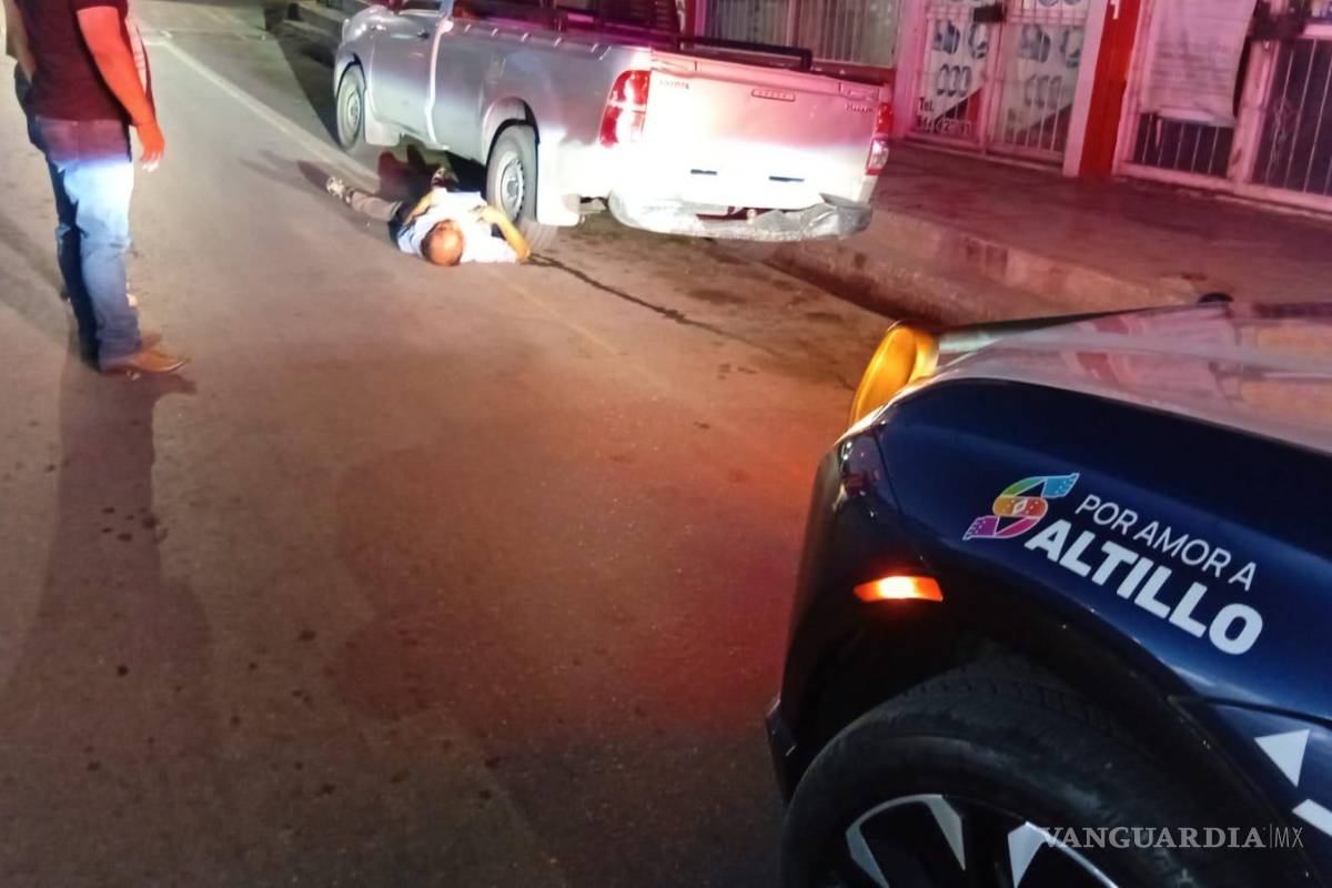 Desata alarma hombre hallado inconsciente bajo camioneta en Saltillo; solo estaba dormido, ebrio y golpeado