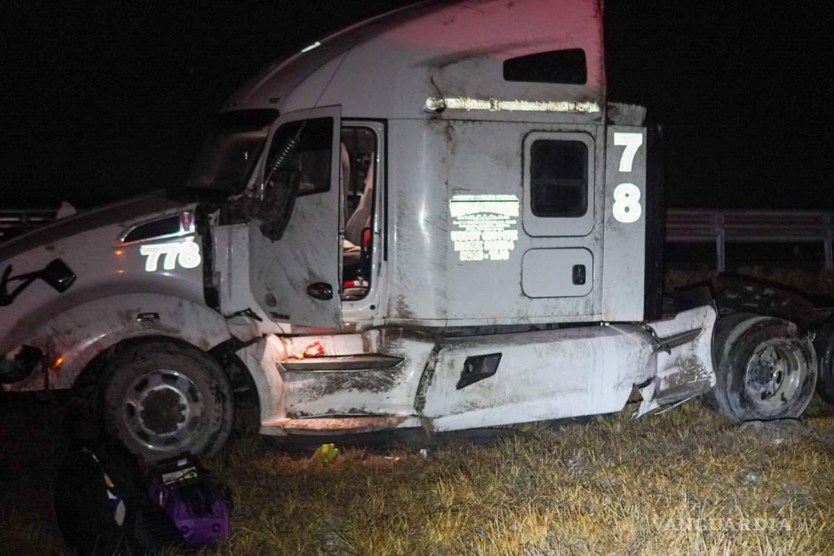 Niebla causa volcadura de tractocamión, en Arteaga