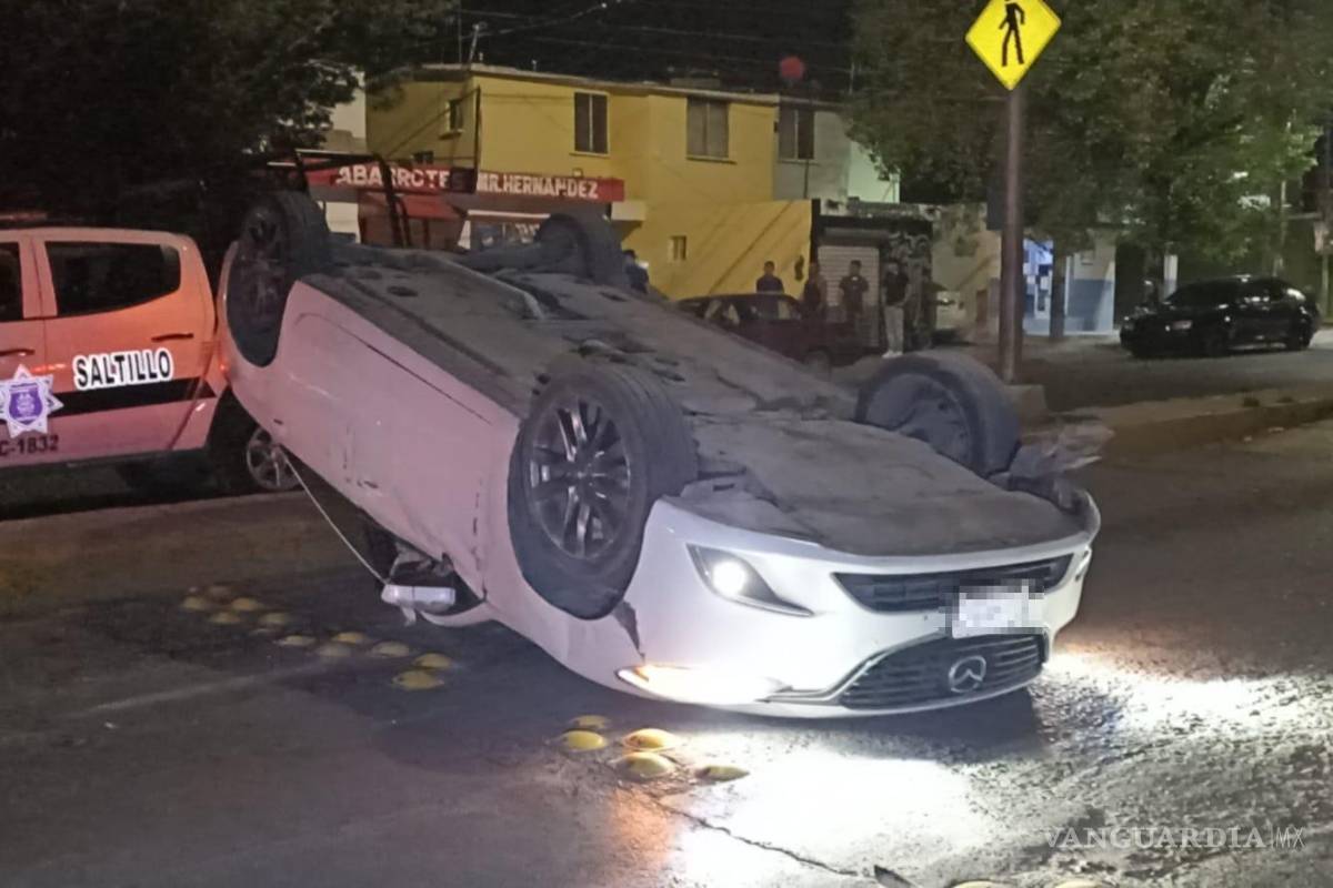 Saltillo: mujer se queda dormida al volante y vuelca su vehículo; causó daños a dos autos estacionados