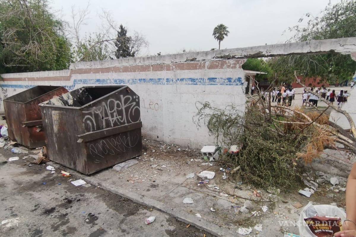 Camión de basura derriba barda perimetral de escuela en Monclova; temen robos