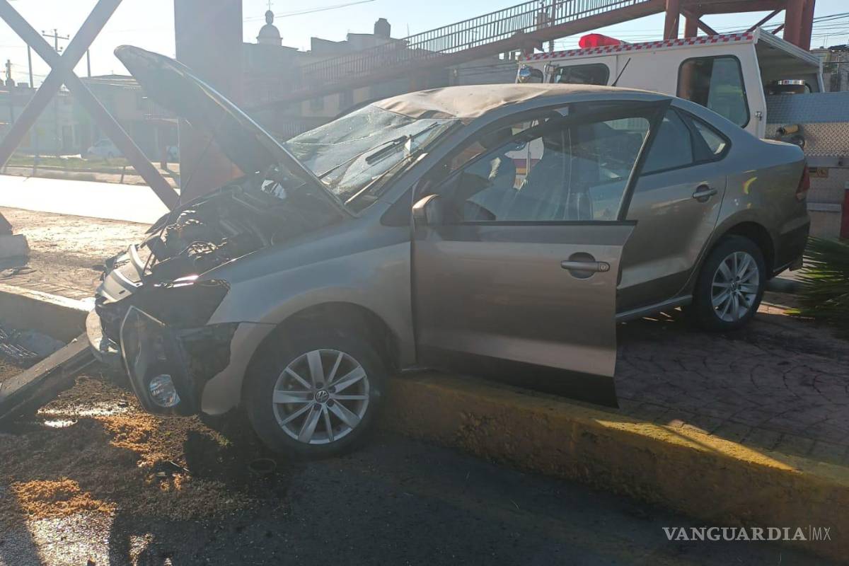 Por veloz choca con palmera y puente, en Saltillo; culpa a otro coche