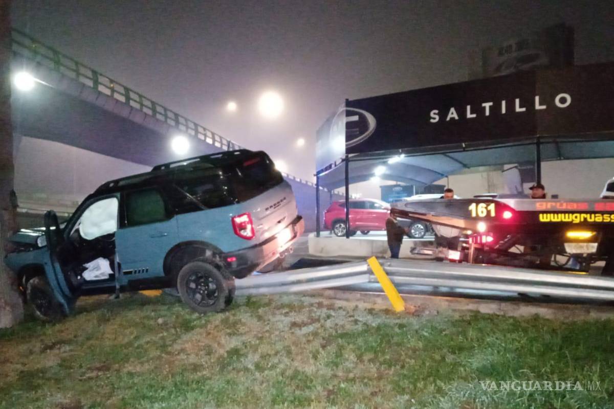 Familia saltillense pierde el control por pavimento mojado y sufre accidente en V Carranza