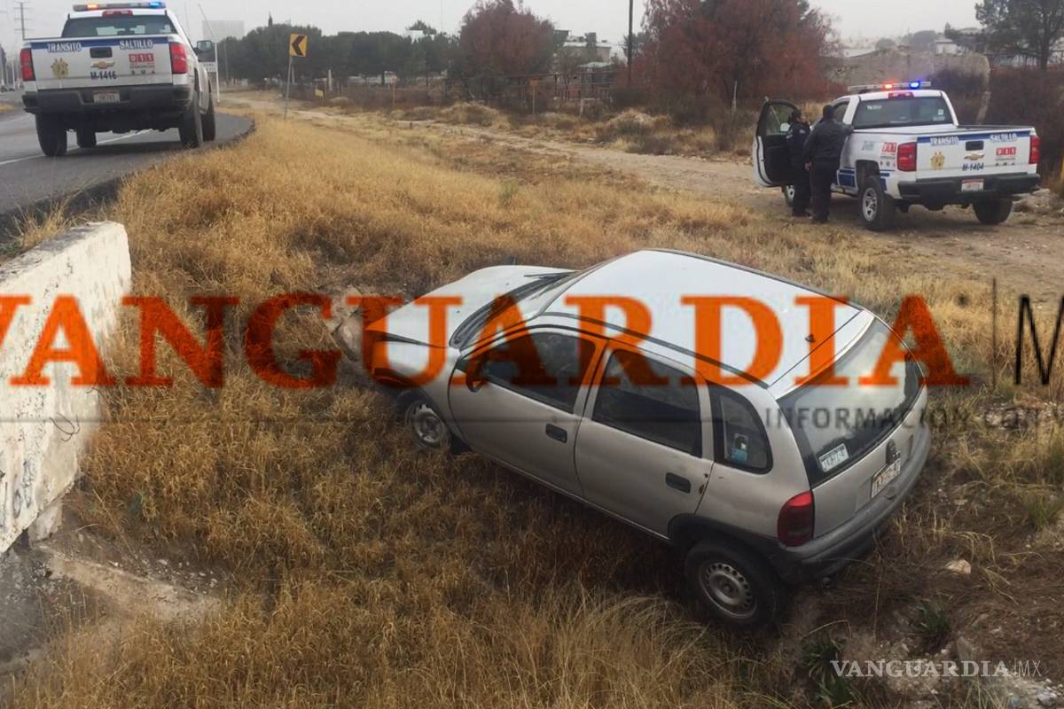 Vuelca auto en la carretera Saltillo-Zacatecas; conductor resulta lesionado