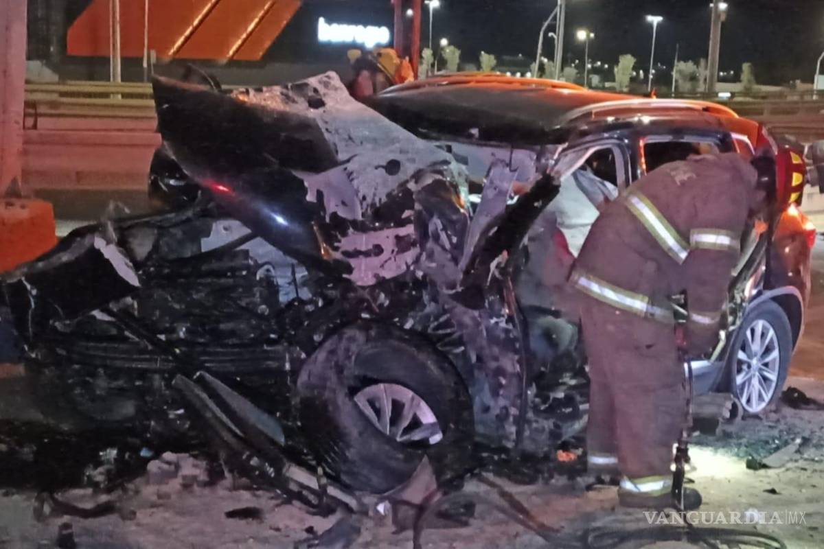 Se estrella contra señalamiento y queda prensado en su camioneta en Saltillo