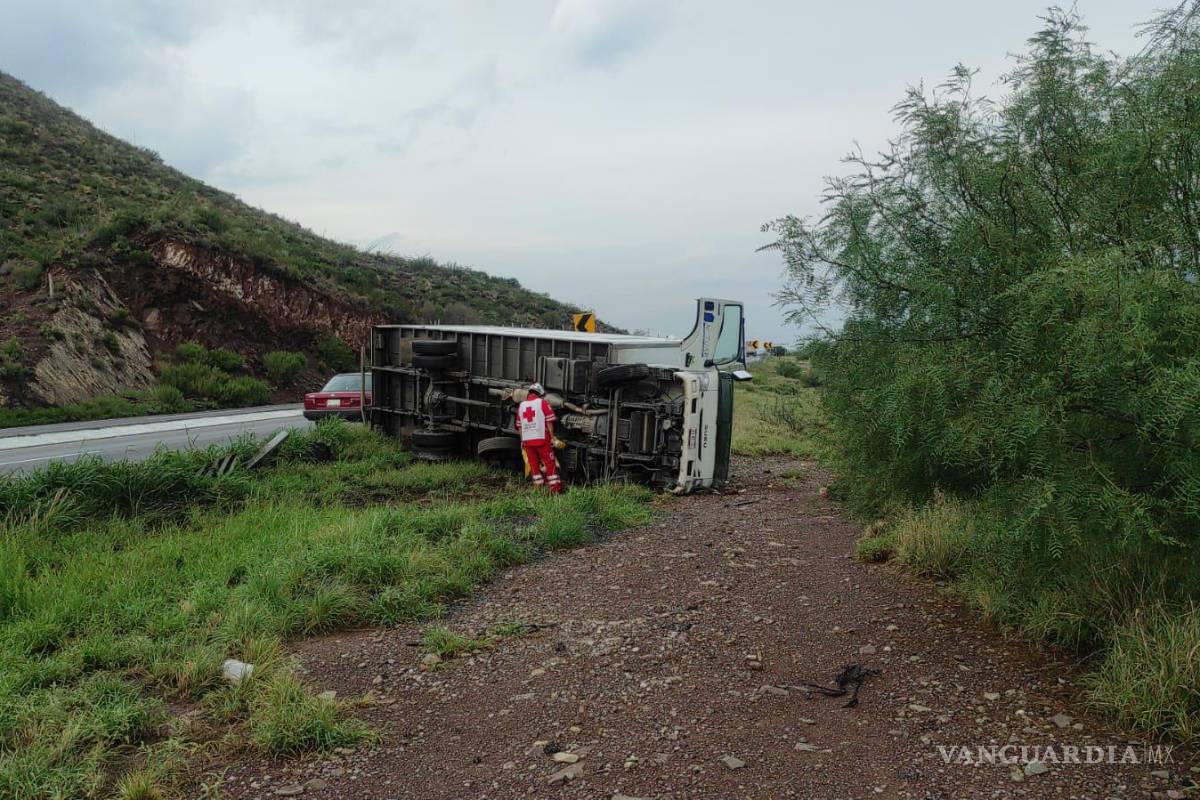 Por fuerte lluvia, camión vuelca en la carretera a Torreón
