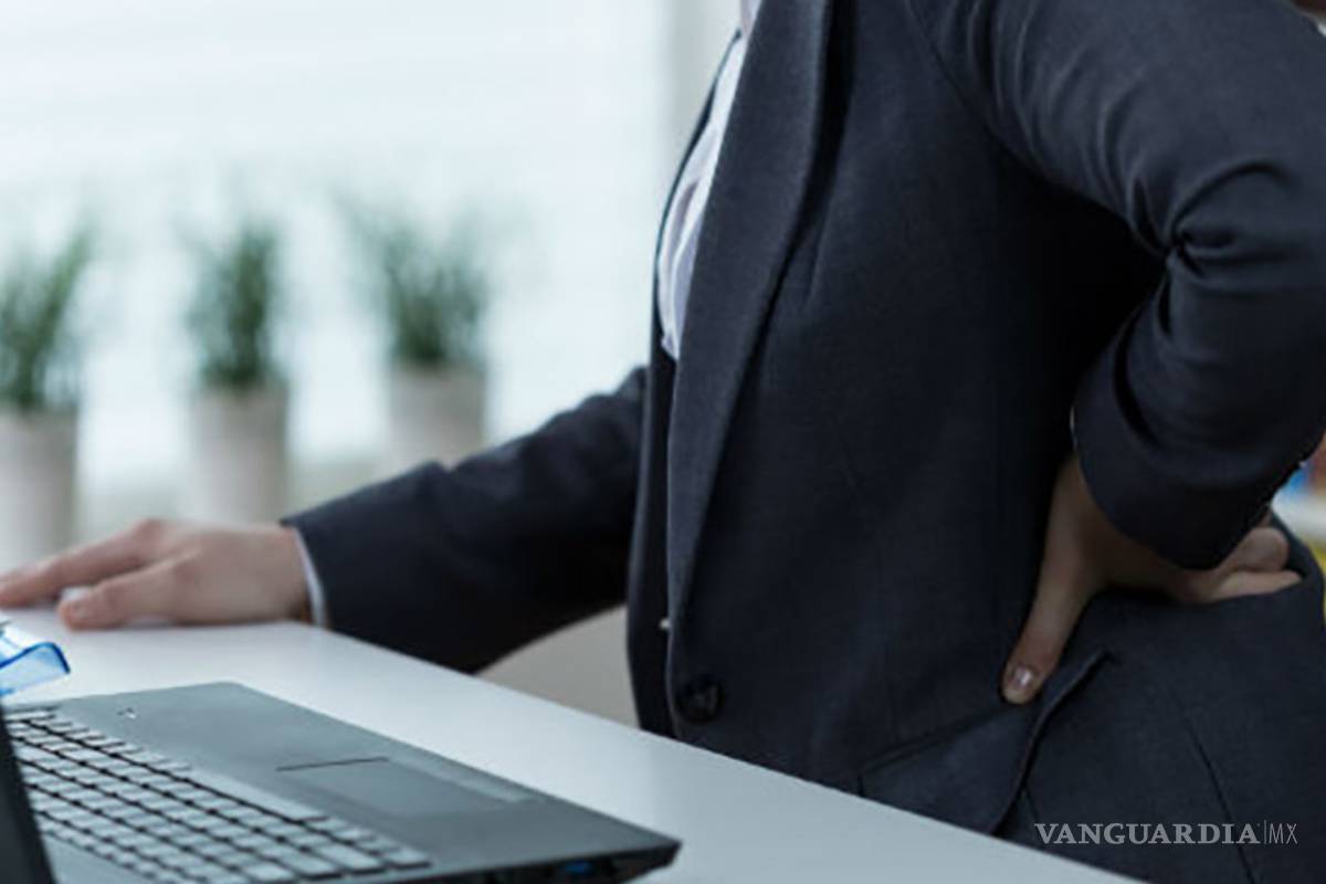 Oficinistas pierden hasta 8 años sentados en sus labores