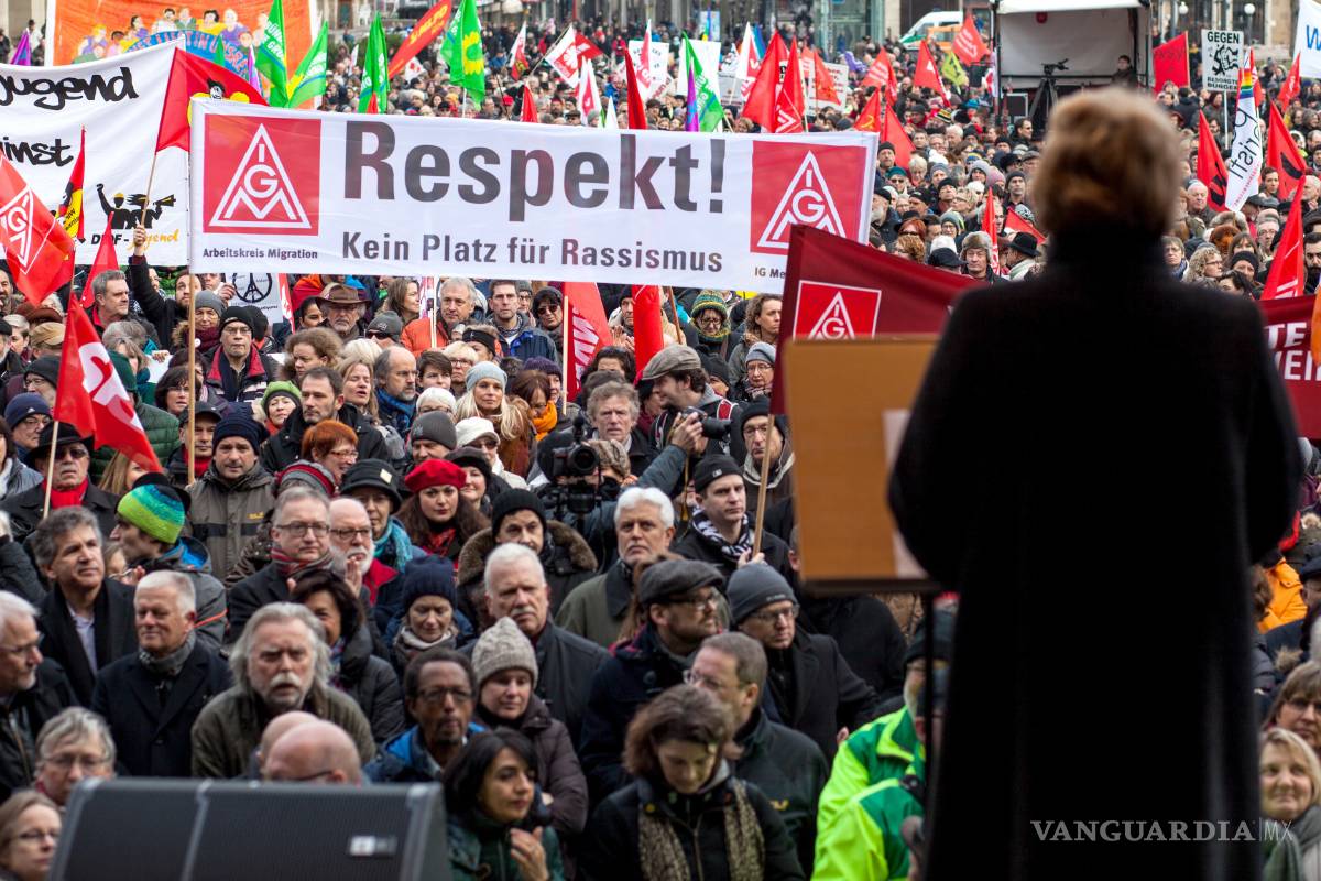Miles condenan en Alemania la violencia contra refugiados