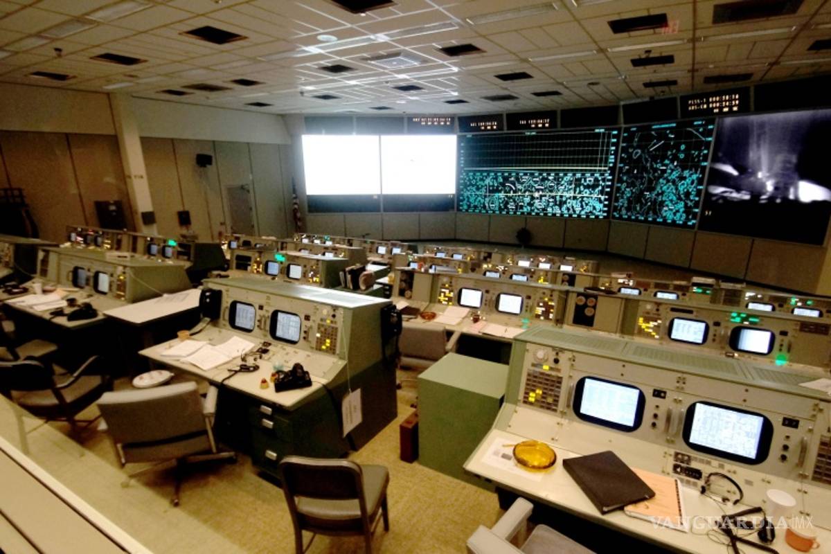 NASA reconstruye la sala del Centro Espacial Johnson donde se dirigió la misión del Apolo 11
