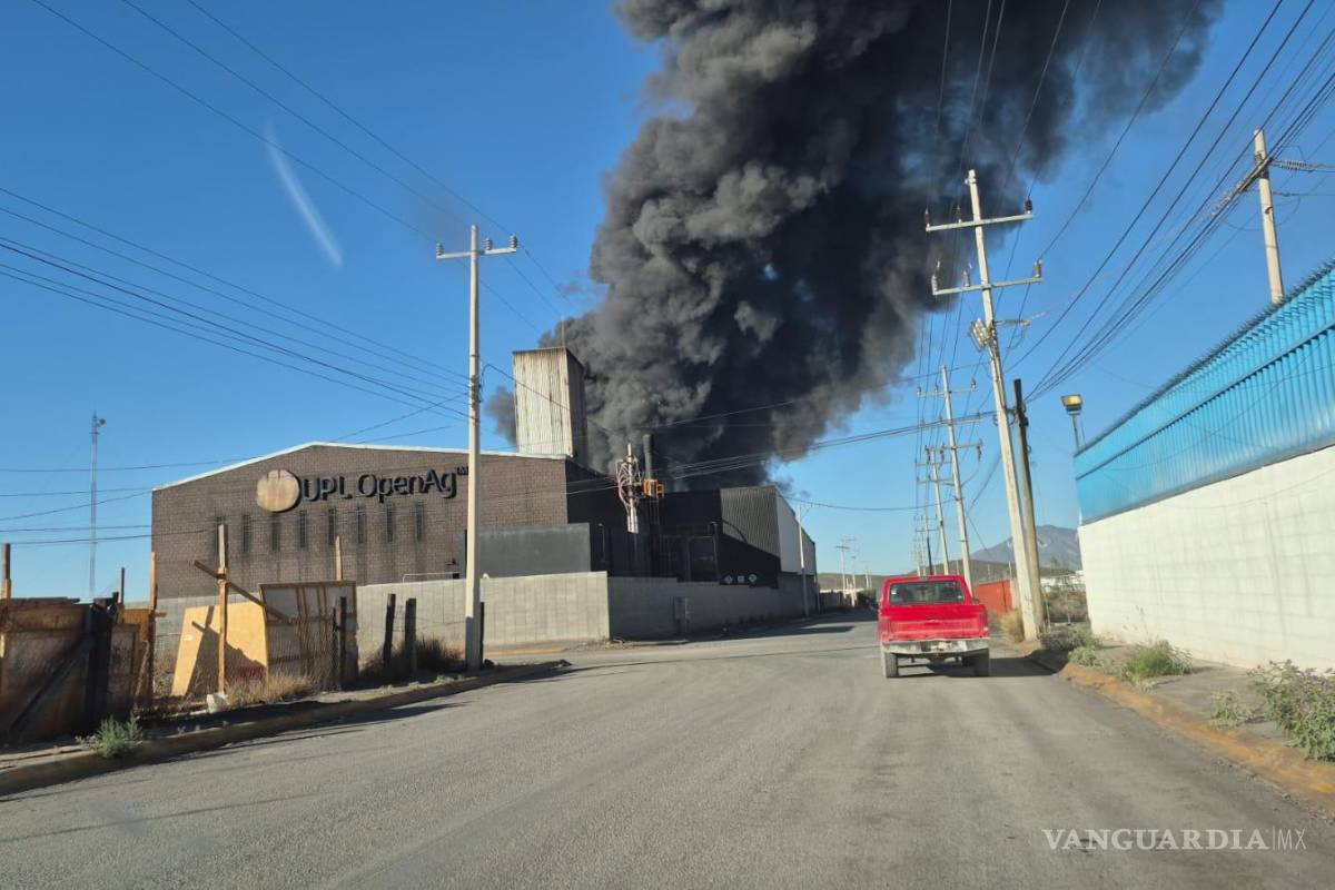 Gran incendio en planta de Ramos Arizpe moviliza a las autoridades