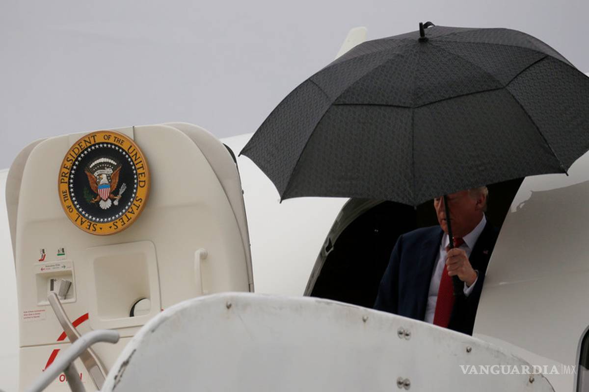 Trump tuvo una épica 'pelea' con un paraguas (video)