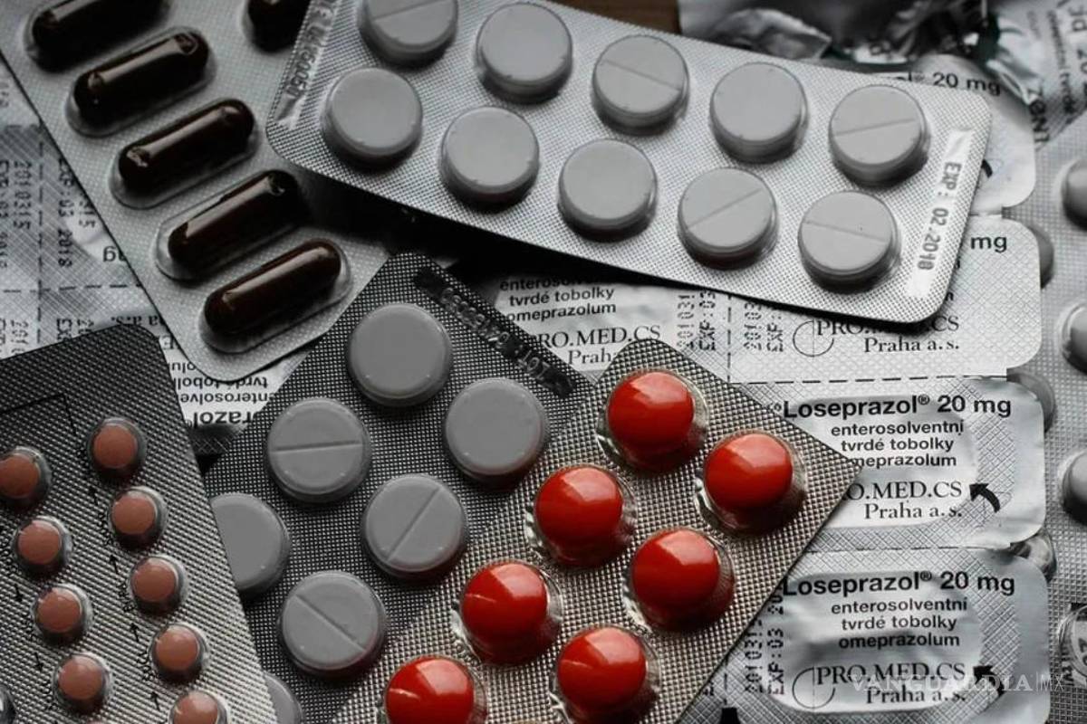 Anuncian decreto para que medicamentos sean hechos en México