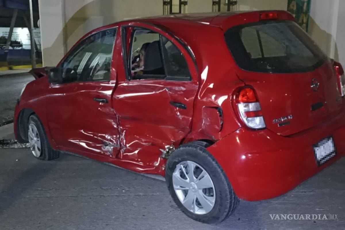 Choque múltiple deja tres autos dañados en el centro de Saltillo; conductor ebrio es detenido