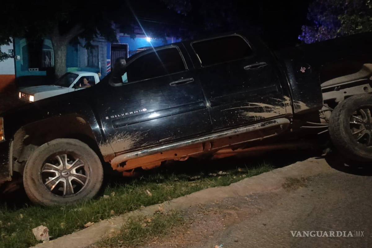 Cae camioneta a canal de riego en Parras; tripulantes estaban alcoholizados