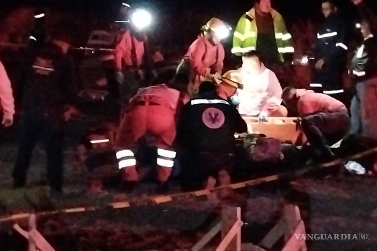 $!Paramédicos de Cruz Roja brindaron atención a los nueve lesionados antes de trasladarlos a hospitales cercanos.