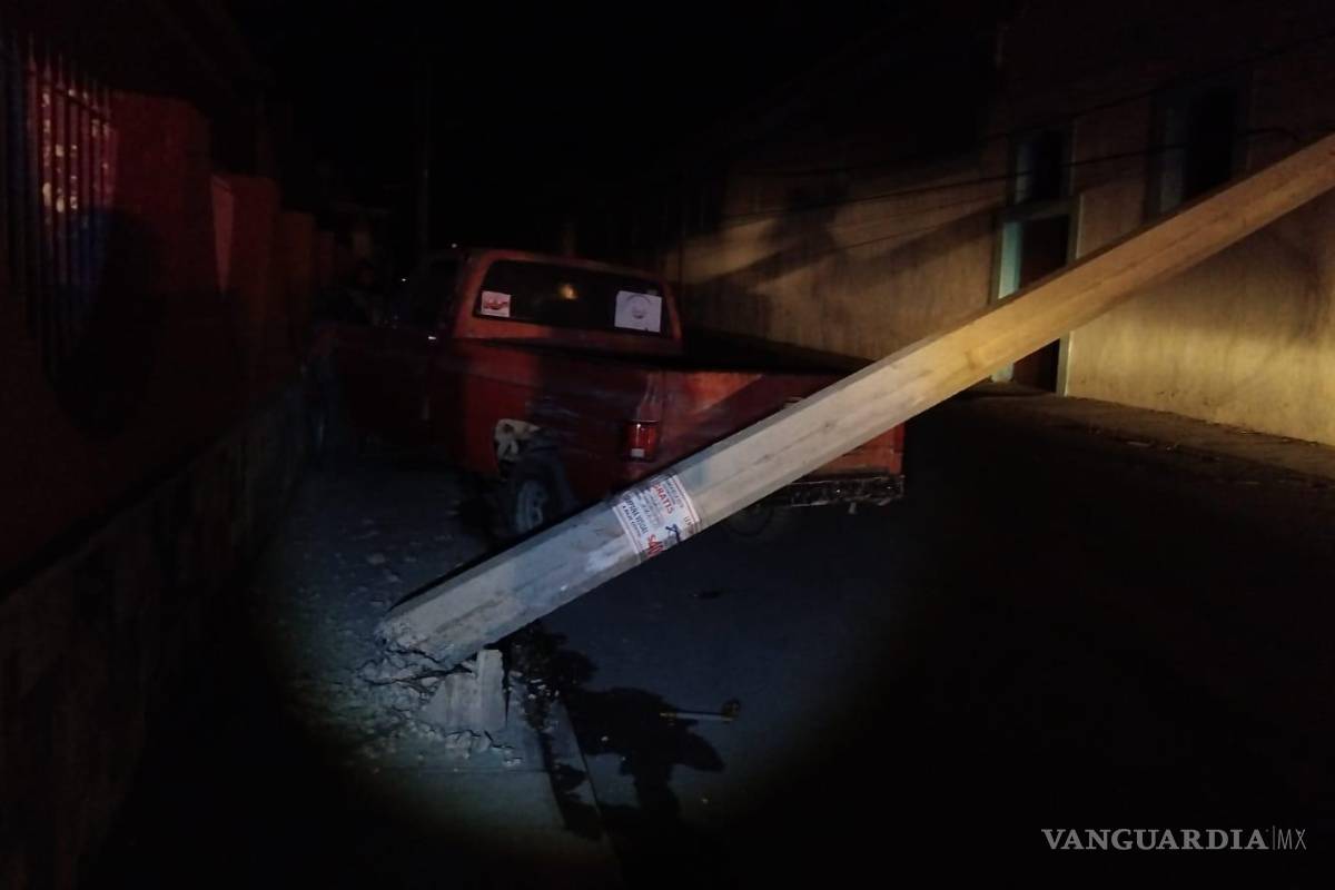 Se estrella conductor ebrio contra poste en Parras; deja sin luz a cientos
