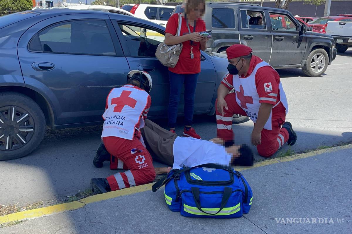 Se estrella septuagenaria contra auto al intentar cruzar calle al sur de Saltillo
