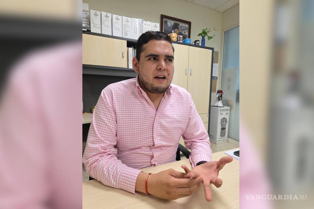 Reforestan plazas públicas de Torreón con hidrogel para mantener la humedad de los árboles