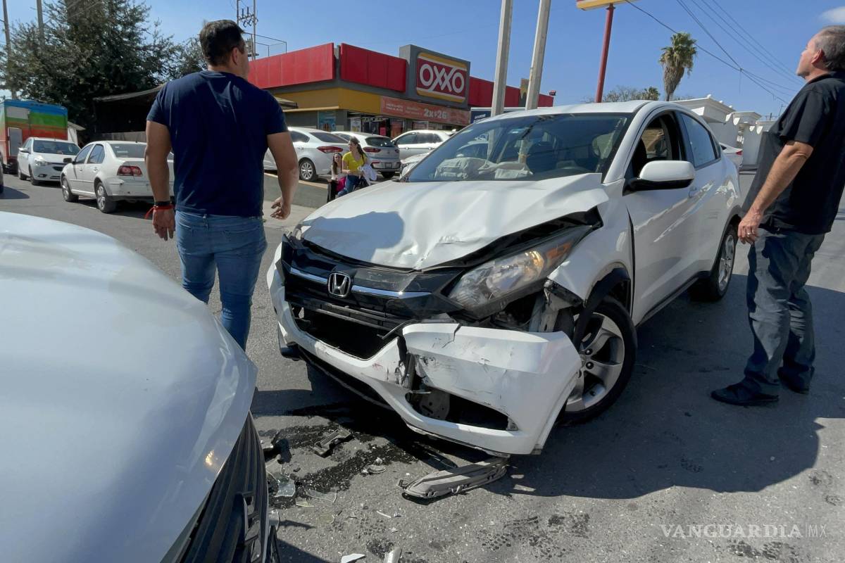Despistado conductor de camioneta choca contra auto, al norte de Saltillo; no hubo lesionados